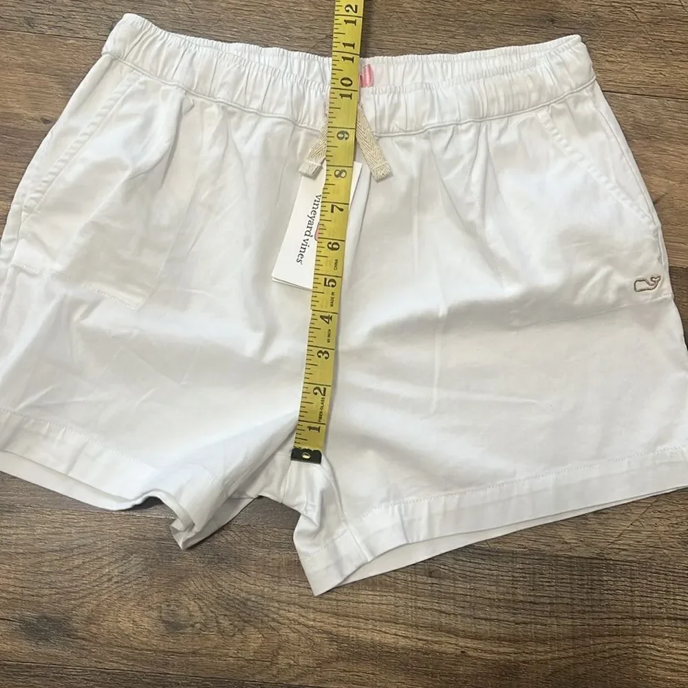 Vineyard Vines white pull on shorts size large 14